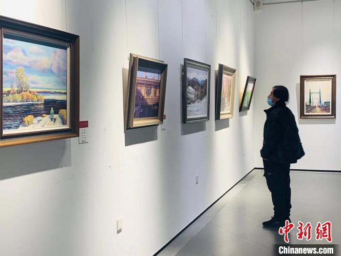 此次画展共展出中俄两国美术家创作的150幅作品。　刘锡菊 摄