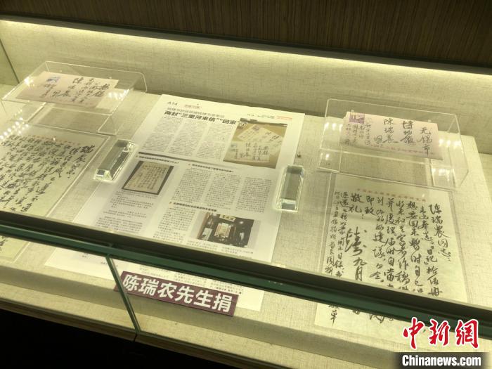 陈瑞农将自己与钱钟书的往来信件捐赠给钱钟书故居。　孙权 摄